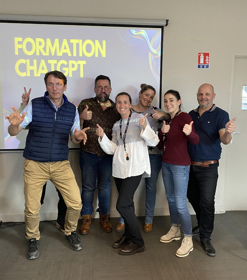 Philippe Eveilleau et un groupe de participants souriants après une session de formation à l'IA générative animée par Inforeole